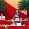 Член Политбюро, секретарь партийного комитета Ханоя Выонг Динь Хюэ (стоит) председательствует на дискуссиях в рамках XIII всевьетнамского съезда КПВ 28 января утром. (Фото: ВИА)