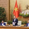 Премьер-министр Нгуен Суан Фук (в центре) выступает на заседании правительства 2 февраля (Фото: ВИА)