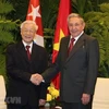 Генеральный секретарь КПВ, президент СРВ Нгуен Фу Чонг (слева) и первый секретарь ЦК КПК Рауль Кастро Рус (Фото из архива: ВИА)
