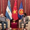 Посол Вьетнама Зыонг Куок Тхань (справа) встречается с Генеральным секретарем Коммунистической партии Аргентины Виктором Городеки Котом 3 февраля (Фото: ВИА)