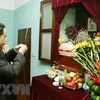 Президент Центрального комитета Вьетнамского фронта отечества (ОФВ) Чан Тхань Ман возносит благовония в честь покойного президента Хо Ши Мина. (Фото: ВИА)