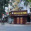 Закрытые кафе на улице Нгуен Кхуйен в районе Хадонг для предотвращения распространения COVID-19. (Фото: ВИА)