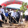 Премьер-министр Нгуен Суан Фук и делегаты сажают деревья после церемонии (Фото: ВИА)