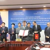Представители Министерства промышленности и торговли Вьетнама и штата Западная Вирджиния (США) подписали меморандум о взаимопонимании по вопросам экономического, торгового и энергетического сотрудничества. (Фото: Vietnam +)