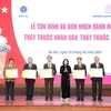 Вице президента Вьетнама Данг Тхи Нгок Тхинь присвоила звание Народного врача 5 работникам Ханойского медицинского университета. (Фото: Минь Кует /ВИА)