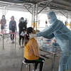 Перед возвращением на работу у рабочих берут пробы тестирование на COVID-19 (Фото: ВИA)