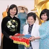 Доцент, доктор Нгуен Тхи Фыонг подарила Музею 3 дневника, которые она вела с 1960 по 1976 год. (Фото: ВИА)