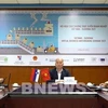 Ву Ба Фу (в центре), глава Агентства по содействию торговле при Министерстве промышленности и торговли, возглавляет онлайн-бизнес-обмен между Вьетнамом и Словенией (Фото: ВИА)