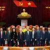 Генеральный секретарь ЦК КПВ, президент Вьетнама Нгуен Фу Чонг (пятый слева), премьер-министр Нгуен Суан Фук (шестой справа) и другие партийные и государственные должностные лица на заключительном заседании второго пленума ЦК Партии 13-го созыва (Фото: ВИ