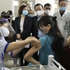 Прививка от COVID-19 женщине в больнице Тханьнян в Ханое (Фото: ВИА)