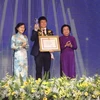 Хоанг Туан Ань (в центре), 1985 года рождения, директор городского акционерного общества ‘Ву Чу Сань”, входит в десятку выдающихся молодых вьетнамцев в 2020 году. Он является одним из двух человек, удостоенных награды в области общественной деятельности (