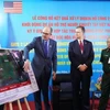 Посол США во Вьетнаме Дэниел Дж. Критенбринк и заместитель министра национальной обороны Вьетнама генерал-полковник Нгуен Чи Винь участвуют в брифинге по ходу реализации проекта по очистке территорий от диоксинов на авиабазе Бьенхоа. (Фото: USAID Вьетнам)
