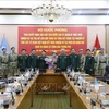 Заместитель министра обороны, генерал-полковник Нгуен Чи Винь с офицерами (Фото: ВИА)