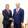 Премьер-министр Нгуен Суан Фук (справа) и посол Филиппин Мейнардо лос Банос Монтеалегре на встрече в Ханое 17 марта (Фото: ВИА)