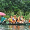 Иностранные туристы посещают ландшафтный комплекс Чанган. (Фото: ВИА)