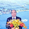 Премьер-министр Нгуен Суан Фук выступает с речью на церемонии открытия промышленного парка порта Фыокдонг в провинции Лонг-ан. (Фото: Тхонг Нят / ВИА)