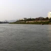Красная река проходит через город Лаокай (Фото: ВИА) 