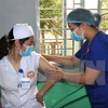 Медицинский работник проходит вакцинацию в Хажанге (Фото: ВИА)