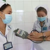 Медицинский работник проходит медицинский осмотр перед прививкой вакцины от COVID-19. (Фото: ВИА)