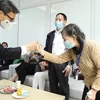 Заместитель премьер-министра Ву Дык Дам посещает волонтеров, участвующих во втором этапе испытаний Nano Covax. (Фото: ВИА) 