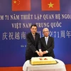 Посол Вьетнама в Китае Фам Шао Май и помощник министра иностранных дел Китая У Цзянхао разрезают торт в честь 71-й годовщины установления дипломатических отношений между Вьетнамом и Китаем. (Фото: ВИА)