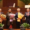 Новый председатель НС Выонг Динь Хюэ (справа) вручает цветы заместителям председателя 14-го НС Уонг Чу Лыу, Тонг Тхи Фонгу и Фунг Куок Хиену (Фото: ВИА)