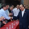 Президент Нгуен Суан Фук встречается с избирателями на конференции (Фото: ВИА)