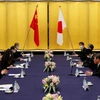 Министр иностранных дел Китая Ван И (слева) и его японский коллега Тосимицу Мотеги (справа) во время встречи в Токио 24 ноября 2020 года. (Фото: AFP / ВИА)