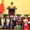 Председатель Национального собрания Выонг Динь Хюэ вручает цветы, чтобы поздравить вице-президента страны Во Тхи Ань Суан и членов Постоянного комитета Национального собрания. (Фото: Чонг Дык/ВИА)