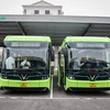 Утром 8 апреля первые электрические автобусы Вьетнама начали курсировать в зоне Vinhomes Ocean Park (Жалам, Ханой). (Фото: Минь Шон /Vietnam+)