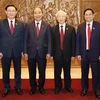 На фото слева: председатель Национального собрания Выонг Динь Хюэ, президент страны Нгуен Суан Фук, генеральный секретарь ЦК КПВ Нгуен Фу Чонг и премьер-министр Фам Минь Тьинь. (Фото: ВИА)