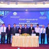 Министерство науки и технологий подписывает меморандум о взаимопонимании с Вьетнамским национальным университетом Хошимина (VNUHCM) на конференции по развитию человеческих ресурсов в индустрии материалов (Фото: ВИА)