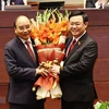 Председатель Национального собрания Выонг Динь Хюэ (справа) поздравляет президента Нгуен Суан Фука с избранием последнего президентом Вьетнама 5 апреля (Фото: ВИА)