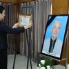 Председатель VUFO Нгуен Фыонг Нга посмертно вручает памятную медаль «За мир и дружбу между народами» покойному американскому борцу за мир Ренни Дэвису. (Фото: ВИА)