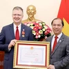 Заместитель министра иностранных дел Нгуен Куок Зунг (справа) и посол США во Вьетнаме Дэниел Критенбринк на церемонии (Фото: ВИA)