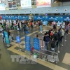 Пассажиры ждут, чтобы пройти процедуру посадки в международном аэропорту Нойбай (Фото: ВИА)