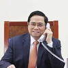 Премьер-министр Фам Минь Тьинь во время телефонного разговора с сингапурским коллегой Ли Сянь Луном. (Фото: ВИА)