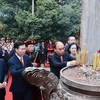 Президент страны Нгуен Суан Фук и официальные лица партии и государства возносят благовония королей Хунг. (Фото: ВИА)