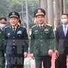 Вьетнамский министр национальной обороны генерал-полковник Фан Ван Жанг (на переднем плане справа) 