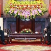 Президент Вьетнама Нгуен Суан Фук (справа) и генерал- полковник Вэй Фенхэ, член Государственного совета Китая и министр национальной обороны, на встрече в Ханое 26 апреля (Фото: ВИА)