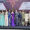 Члены оргкомитета конкурса «Мисс Земля Вьетнам 2021» позируют для группового фото (Фото: sggp)