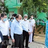 Президент Нгуен Суан Фук и делегация проверили меры профилактики, контроля и лечения пациентов с COVID-19 в пульмонологической больнице Дананг. (Фото: ВИА)