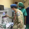 Доктор Нгуен Ван Куинь инструктирует реанимационный персонал по работе с наркозным аппаратом в больнице Бентиу, штат Юнити, Южный Судан. (Источник: Миротворческий Департамент МИД Вьетнама)