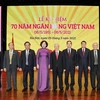 Генеральный секретарь ЦК КПВ Нгуен Фу Чонг (5-й слева) позирует фотографу с лидерами банковского сектора разных периодов (Фото: ВИА)