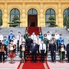 Президент Нгуен Суан Фук (первый ряд, шестой слева) позирует для группового фото с делегатами (Фото: ВИA)