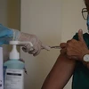 Медицинский работник получает прививку от COVID-19 в Дананге. (Фото: ВИА)