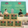 На церемонии передачи камбоджийским пограничным силам медикаментов для профилактики Covid-19. (Фото ВИА)