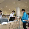 Сотрудники аэропорта проверяют декларацию о состоянии здоровья пассажиров в аэропорту Нойбай (Фото: ВИA)