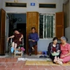 Жертва АО / диоксина (сидящая на инвалидной коляске) в провинции Туенкуанг (Фото: ВИА)