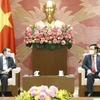 Председатель НС Выонг Динь Хюэ (справа) принимает посла Лаоса во Вьетнаме Сенгпхета Хунгбоунгнуанга (Фото: ВИА)